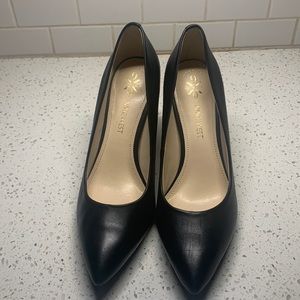 Nine West Black Pumps, Size 8.5, Grip Sole, Pointed Toe, Manmade Upper Sole
